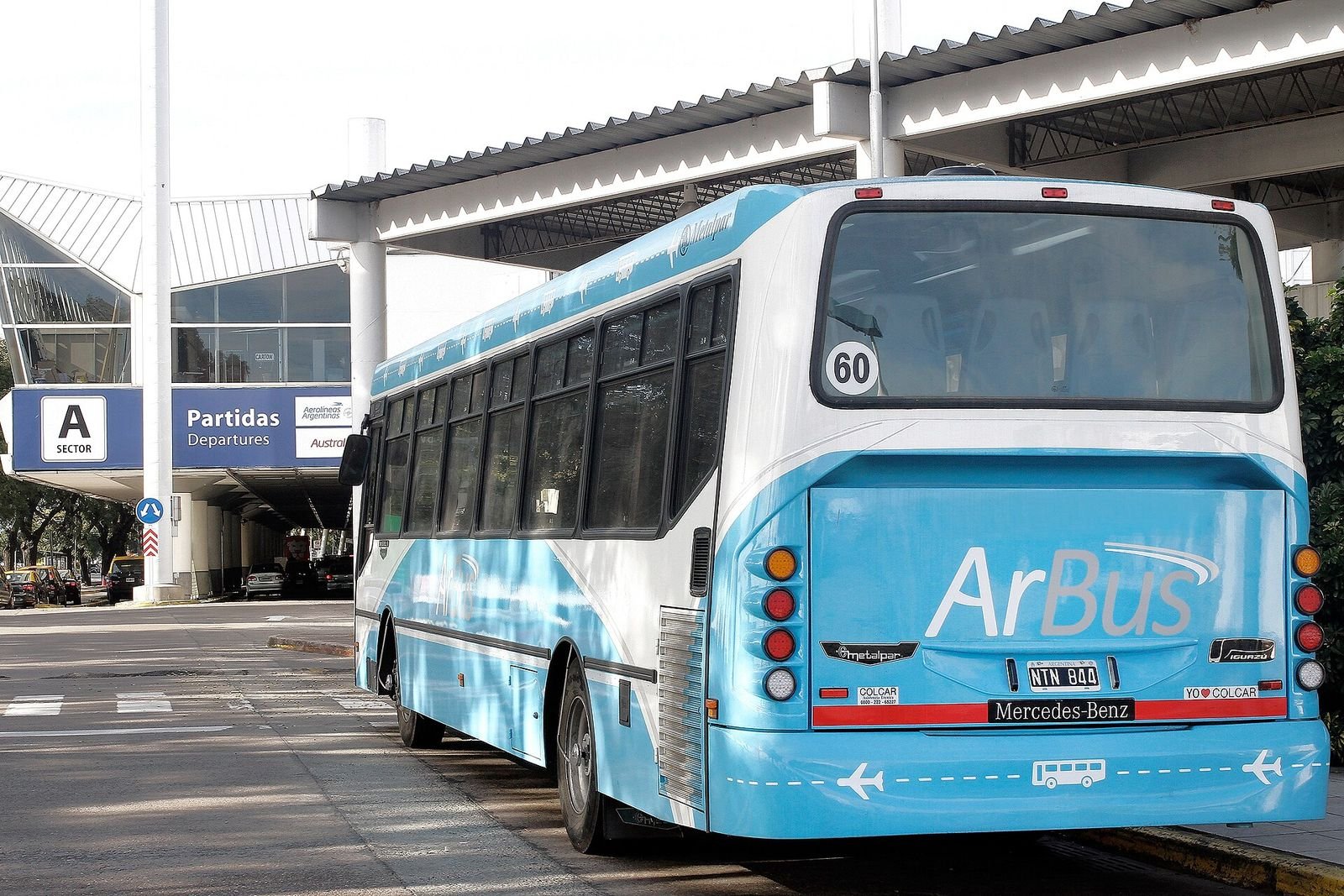 Ônibus em frente ao terminal do Aeroparque Jorge Newbery, em Buenos Aires