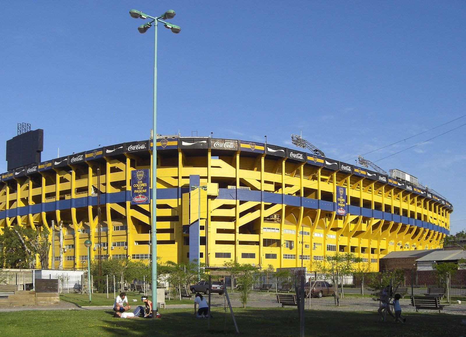 Estádio La Bombonera, do Boca Juniors, pintado de azul e amarelo em La Boca