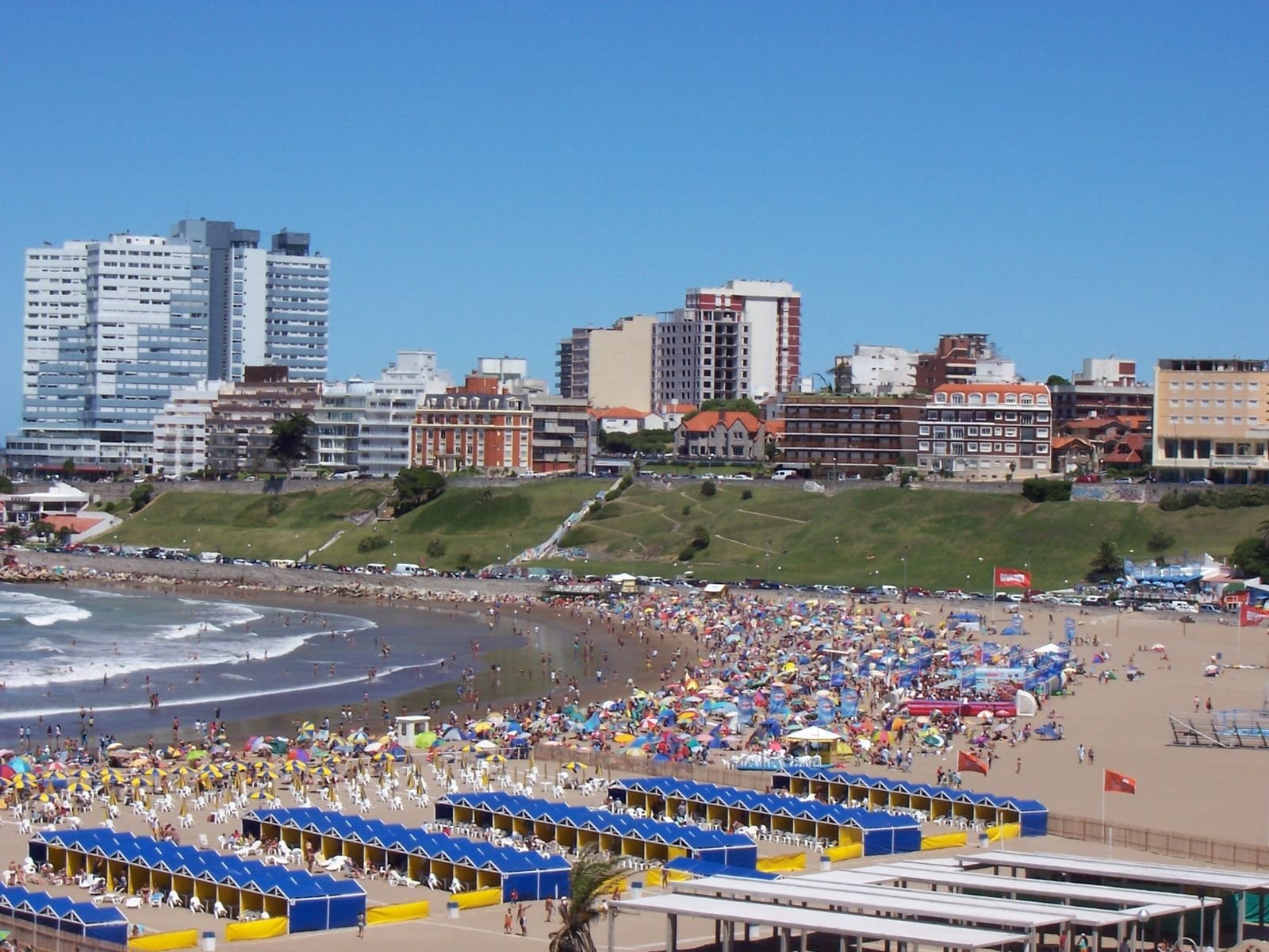 Buenos Aires tem praia? Praia cheia em Mar del Plata, no litoral da província