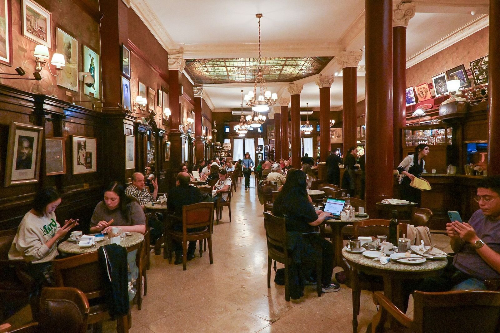 Salão do Café Tortoni, o café mais antigo de Buenos Aires, na Avenida de Mayo