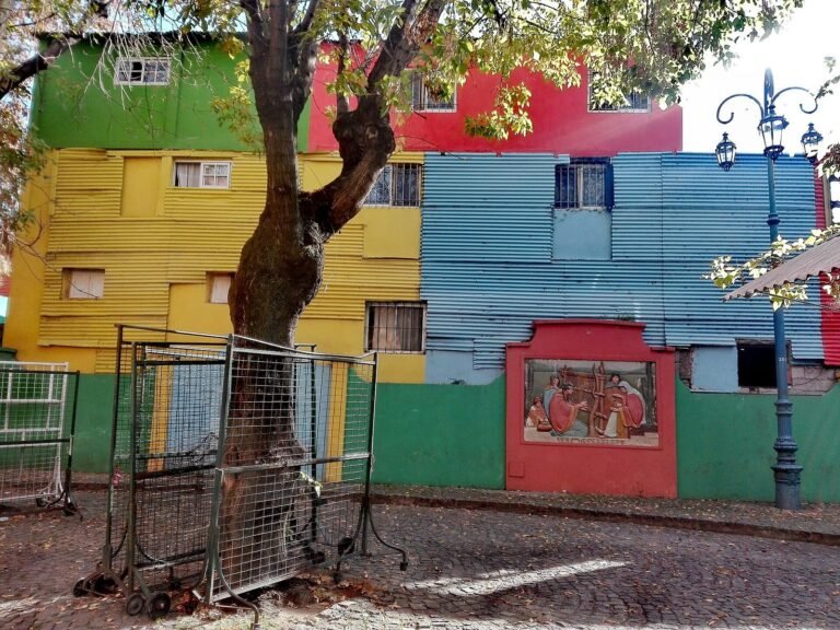 Caminito em La Boca, Buenos Aires: fachada de chapa pintada em cores vivas