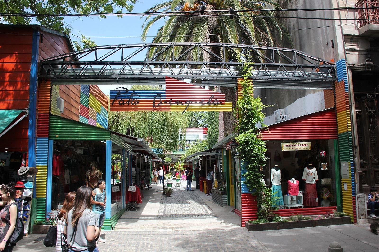 Rua Caminito, em La Boca, com lojinhas, bandeiras e casas de chapa colorida