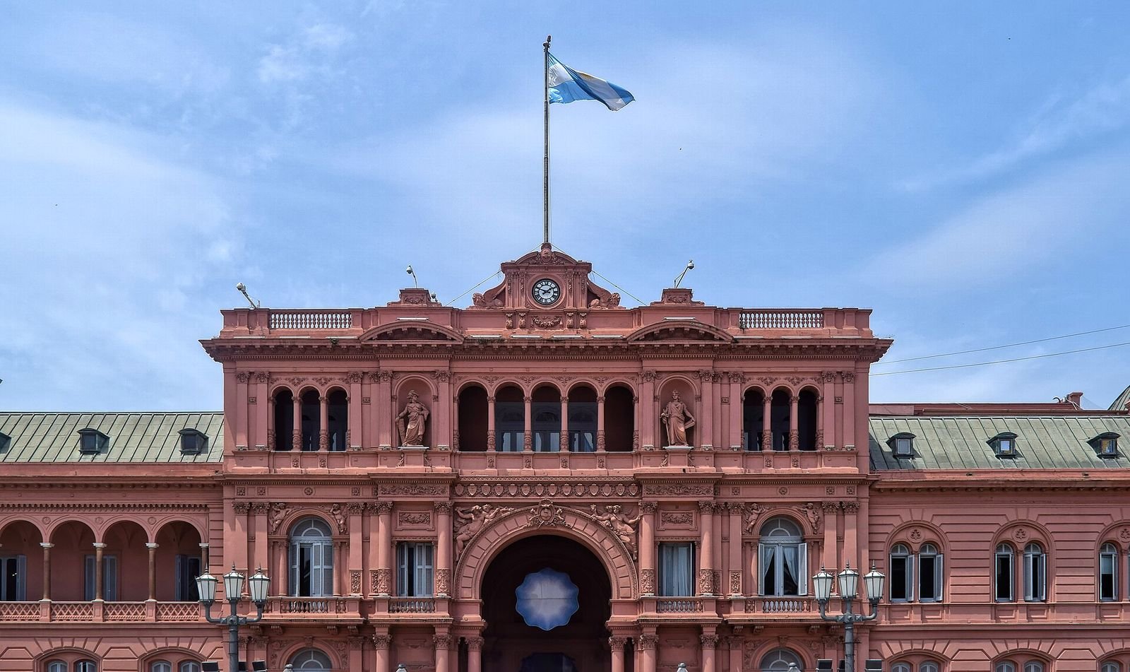 Fachada da Casa Rosada na Plaza de Mayo, em Buenos Aires
