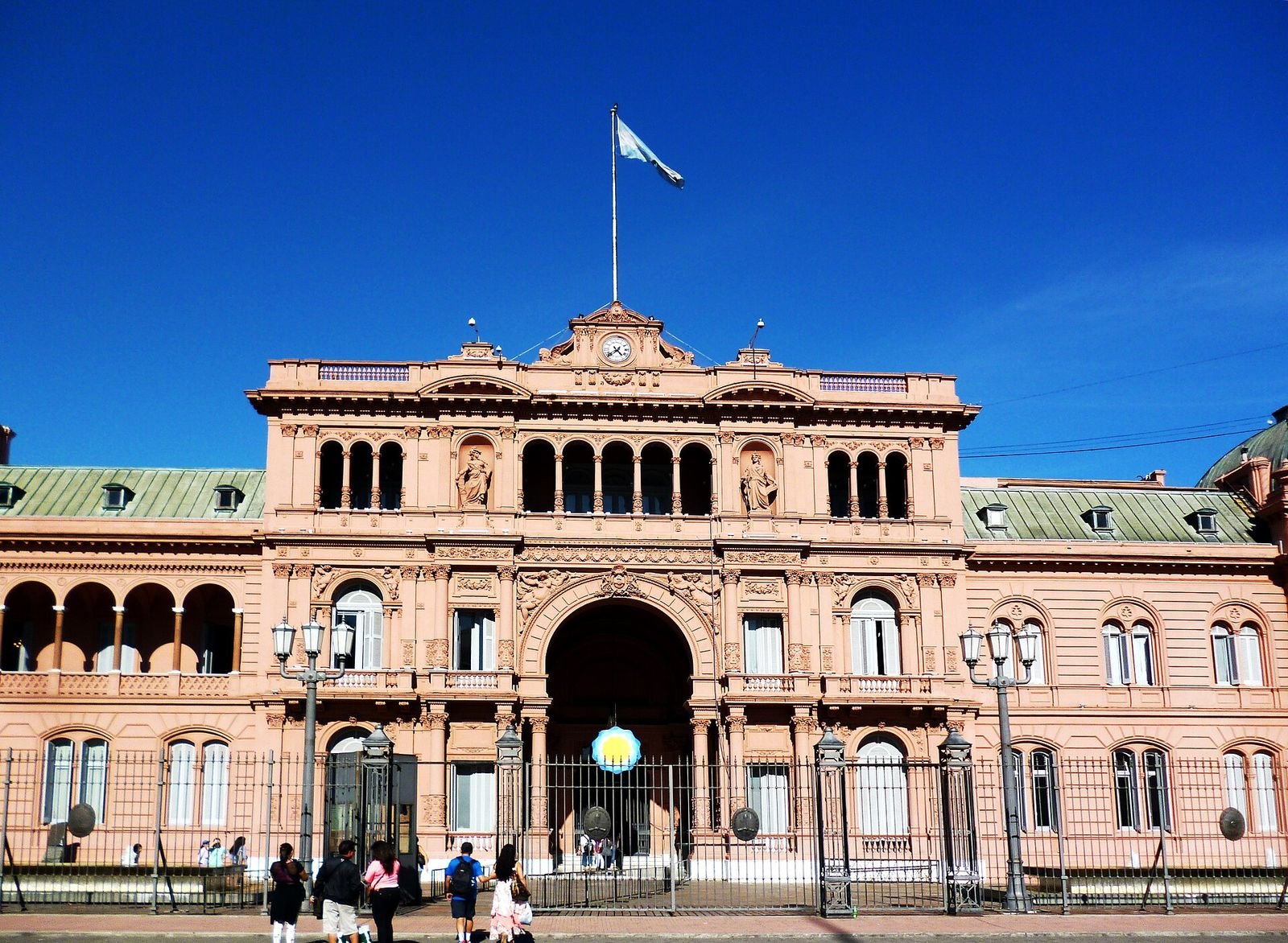 Fachada da Casa Rosada, sede do governo argentino, vista da Plaza de Mayo