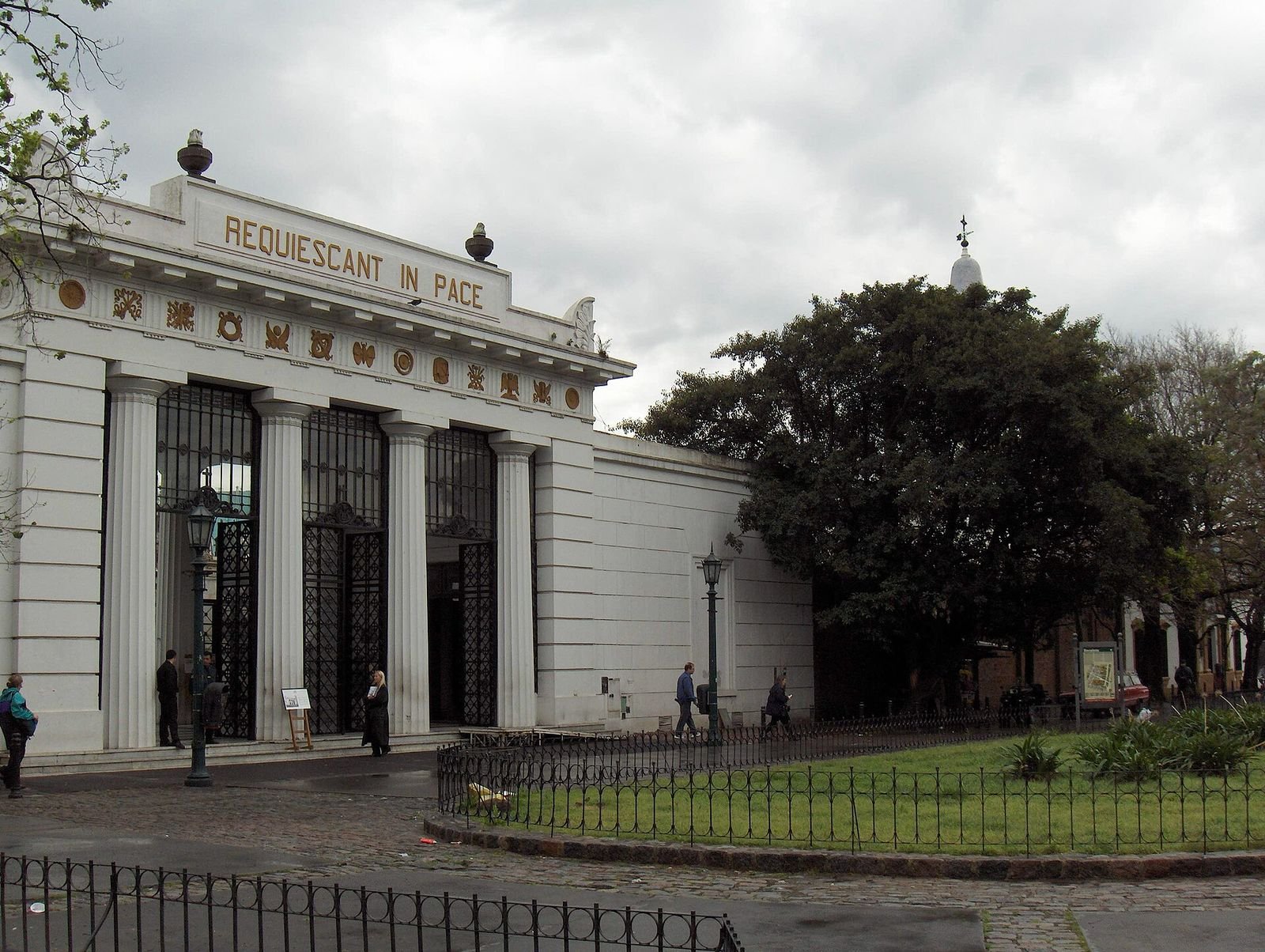 Portal neoclássico de entrada do Cemitério da Recoleta, em Buenos Aires