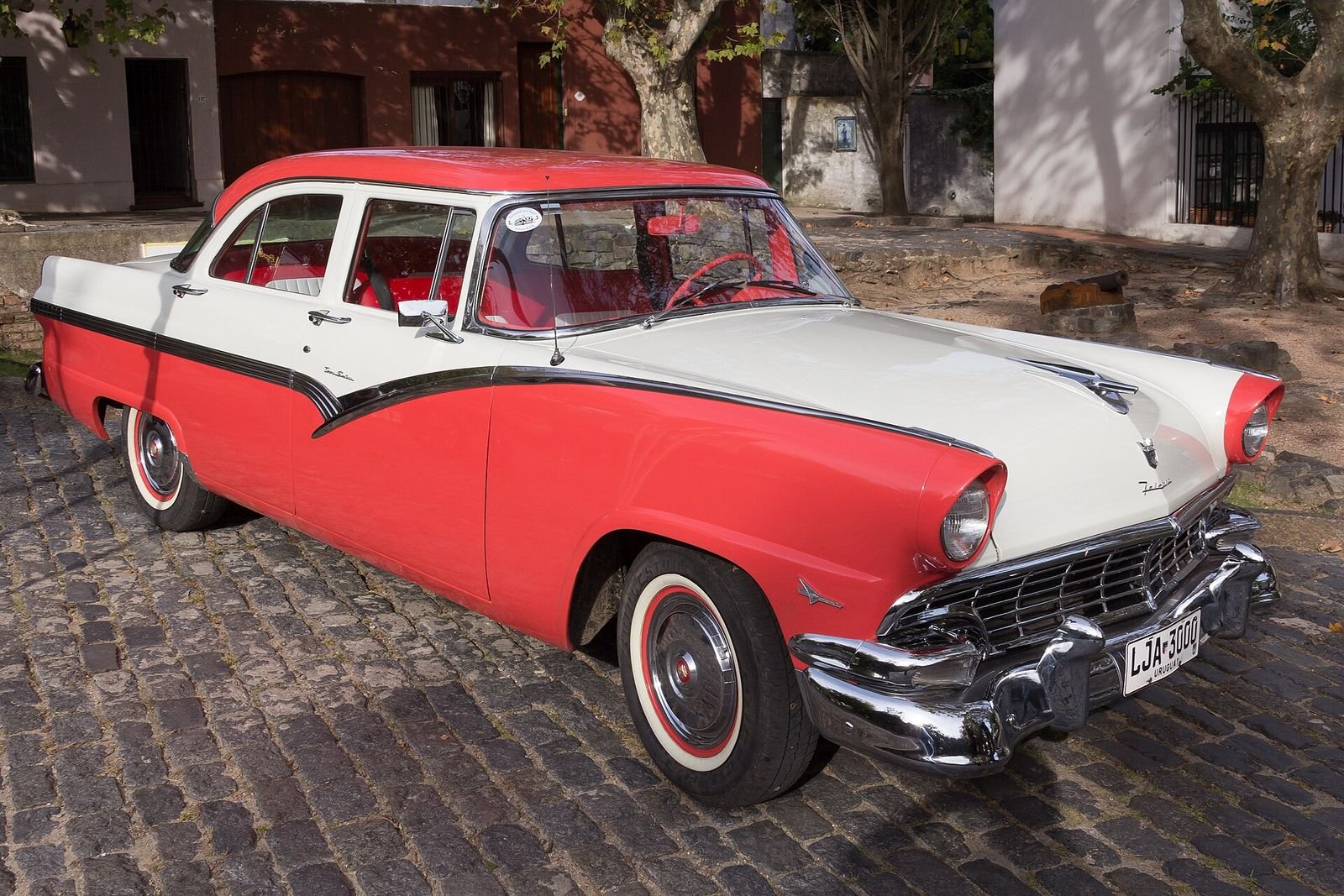 Rua de pedras com carro antigo em Colônia do Sacramento