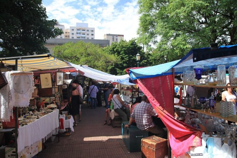 Feira de San Telmo: barracas de antiguidades na Plaza Dorrego, em Buenos Aires