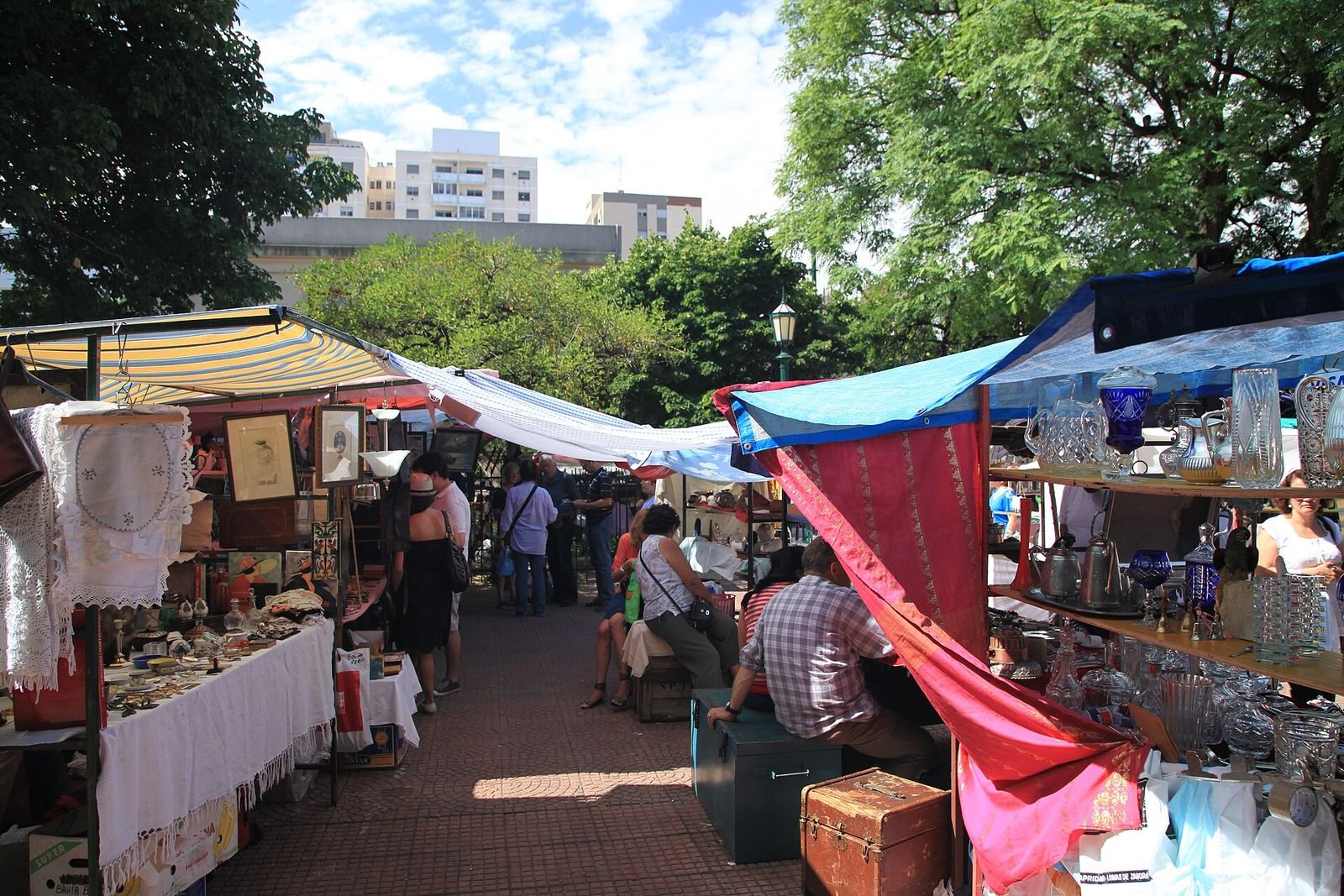 Feira de San Telmo: barracas de antiguidades na Plaza Dorrego, em Buenos Aires