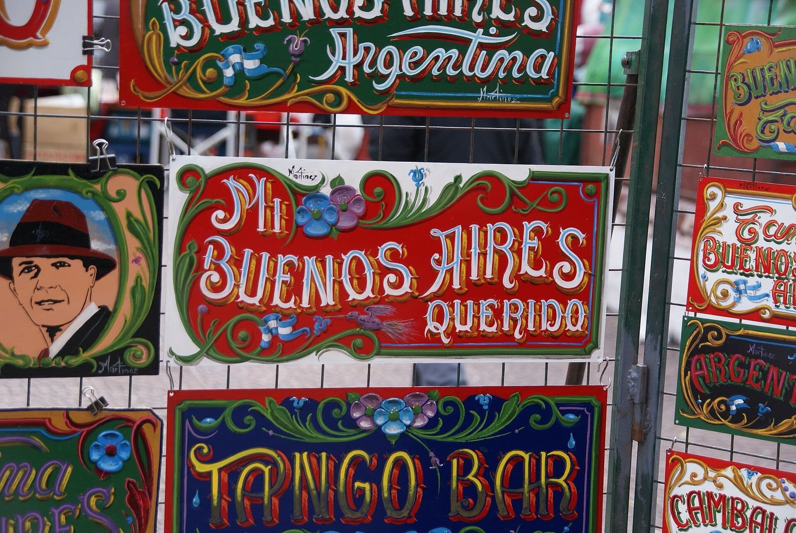Placas pintadas em fileteado porteño à venda na Feira de San Telmo