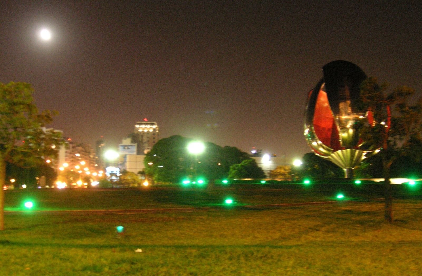 Floralis Genérica, a flor de metal da Recoleta, iluminada à noite