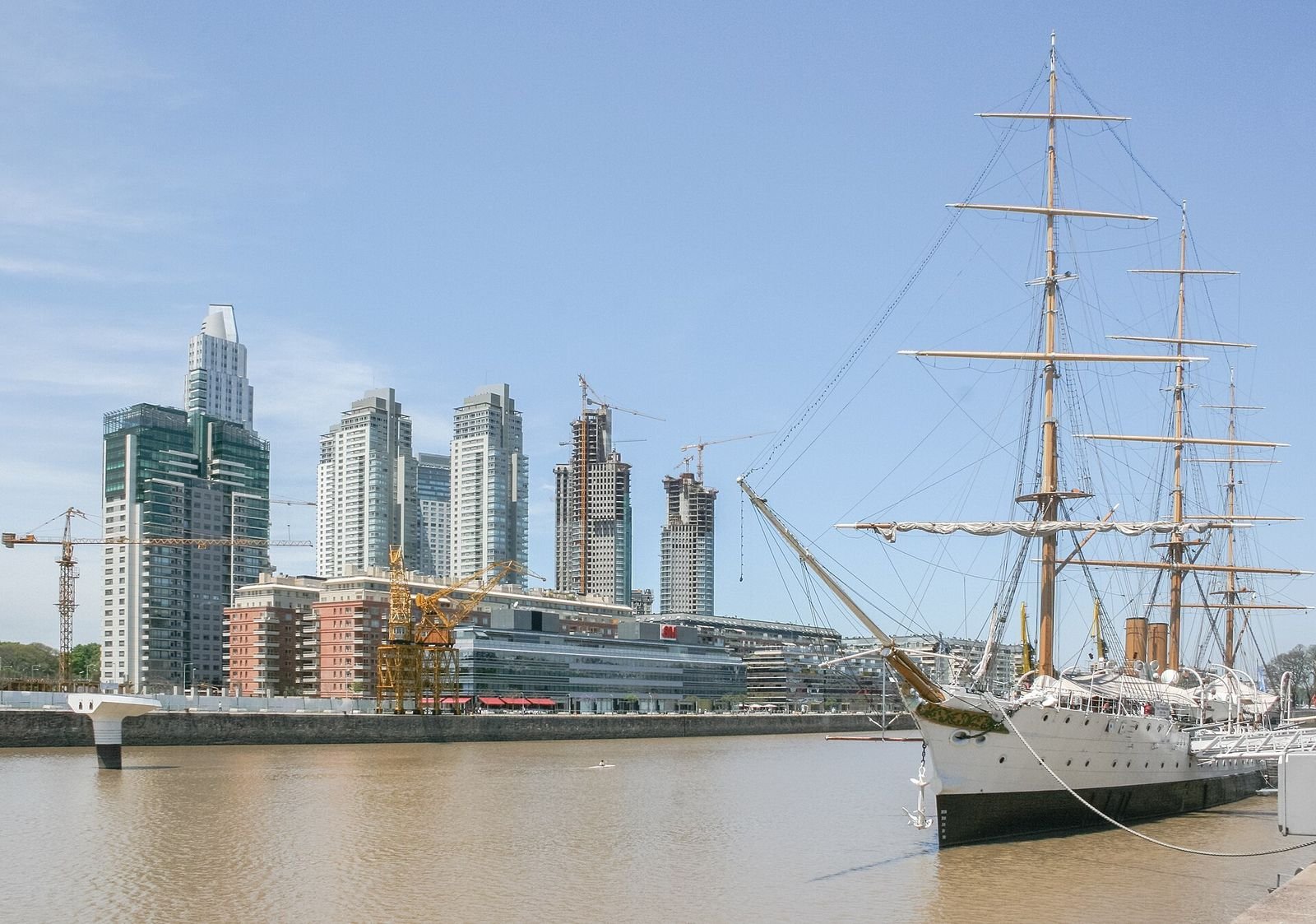 Navio-museu atracado nas docas de Puerto Madero, com os prédios modernos ao fundo