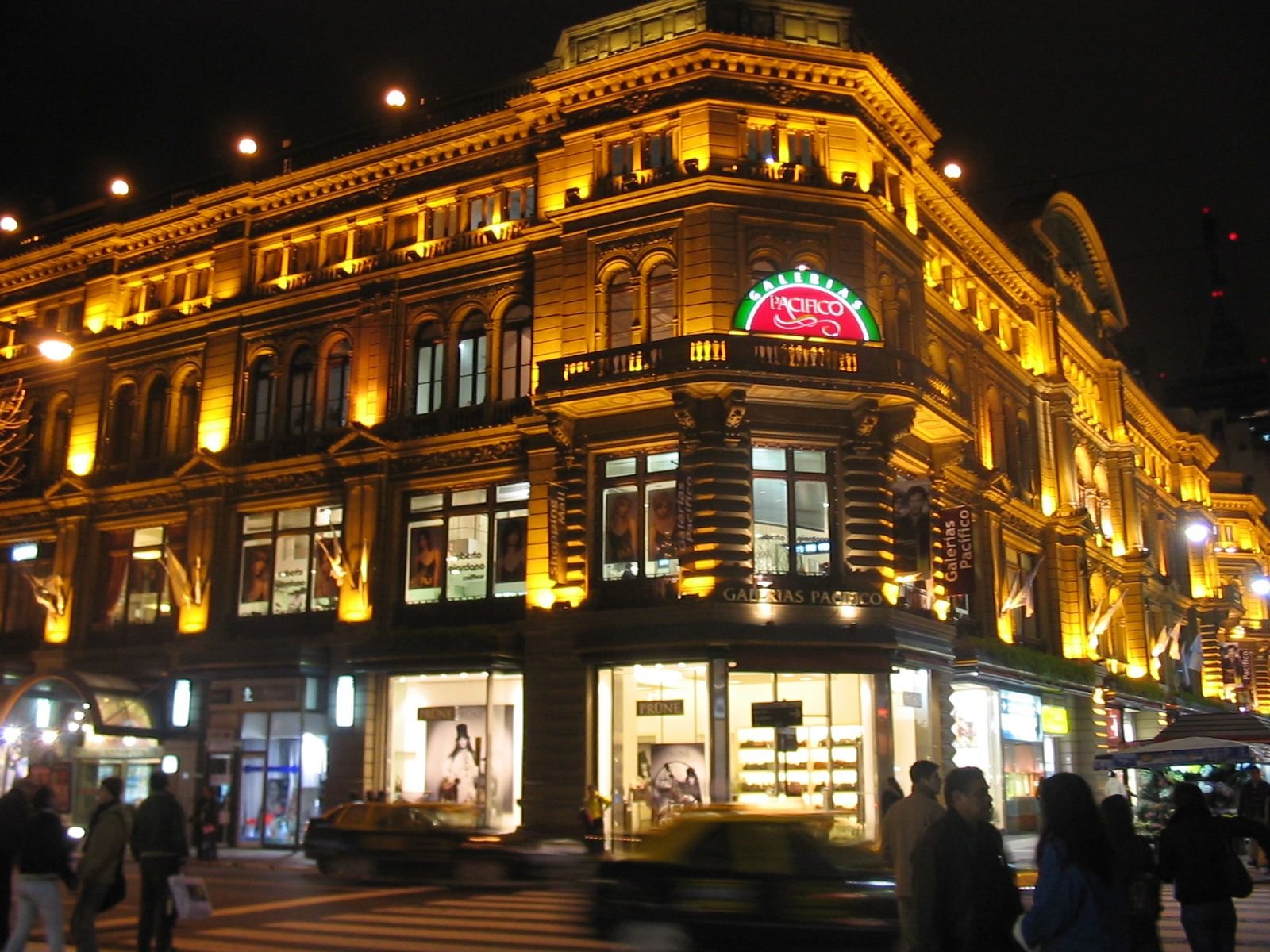 Galerias Pacífico Buenos Aires: fachada iluminada à noite na Rua Florida
