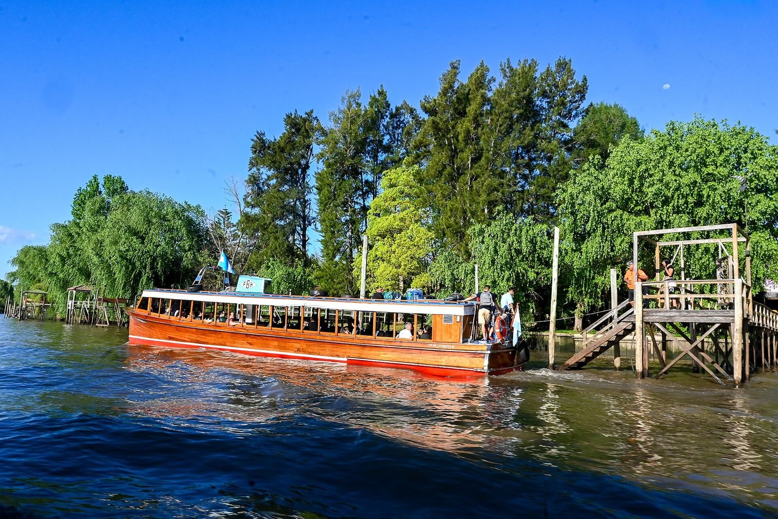 Lancha navegando por um canal do Delta do Tigre