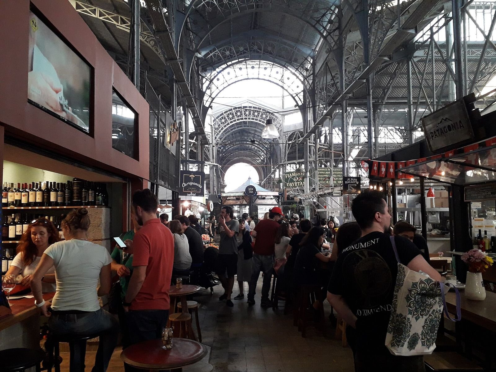 Interior do Mercado de San Telmo, com estrutura de ferro e bancas de comida