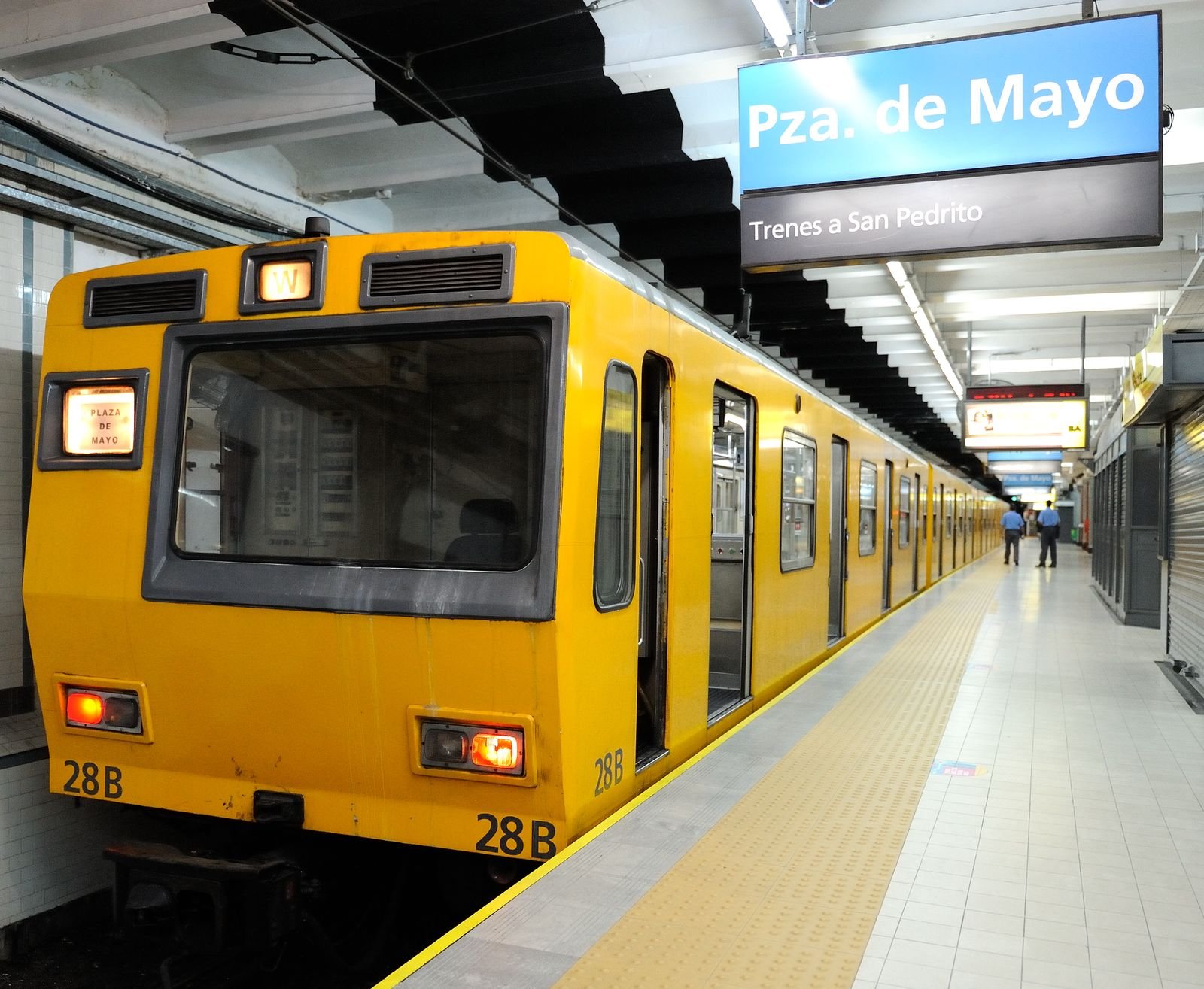 Metro Buenos Aires: trem amarelo do Subte na plataforma