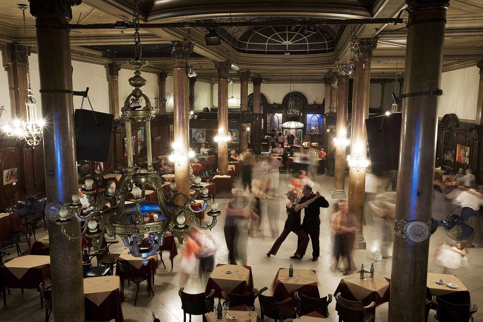 Casais dançando tango num salão de milonga tradicional em Buenos Aires
