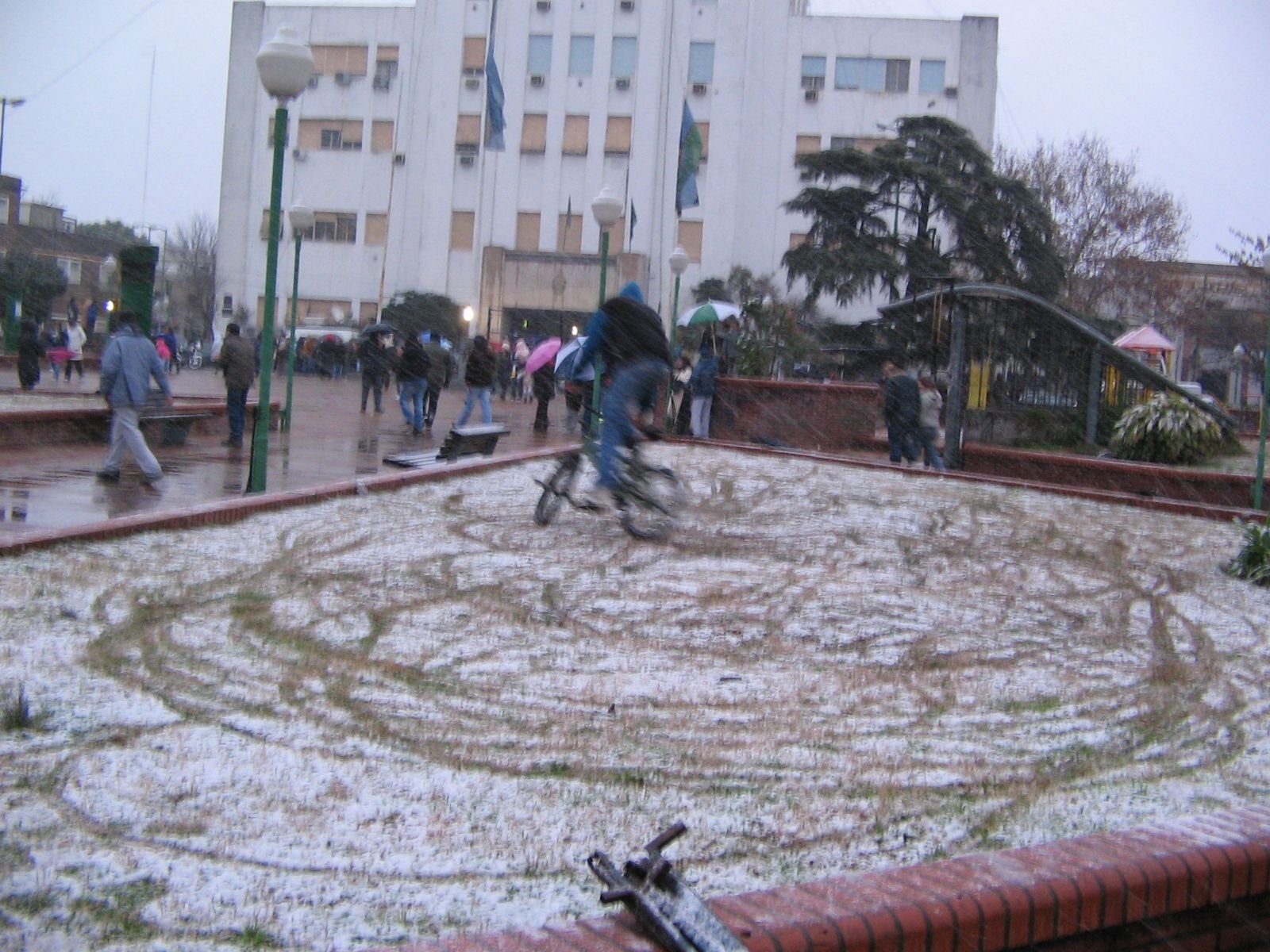Neve em Buenos Aires: praça coberta de neve na nevada histórica de julho de 2007