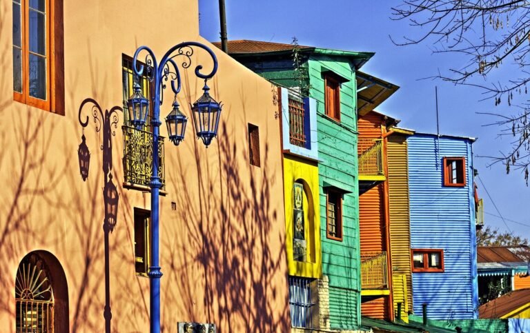 O que fazer em Buenos Aires: casas coloridas e poste antigo no Caminito, em La Boca