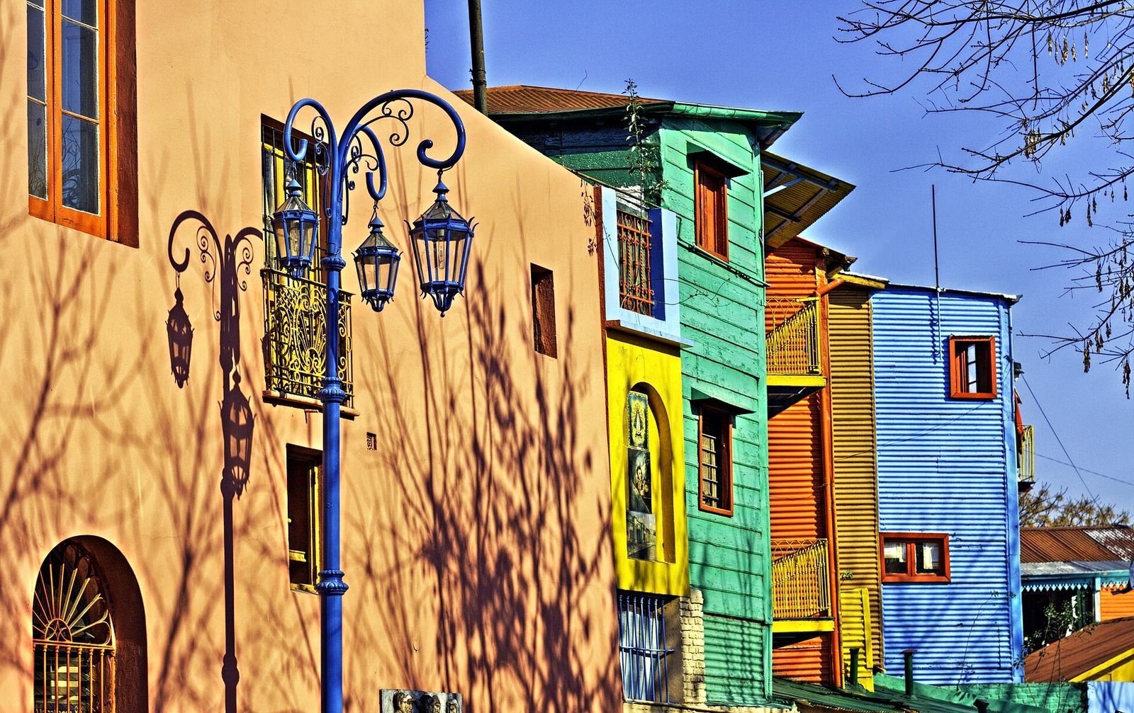 O que fazer em Buenos Aires: casas coloridas e poste antigo no Caminito, em La Boca