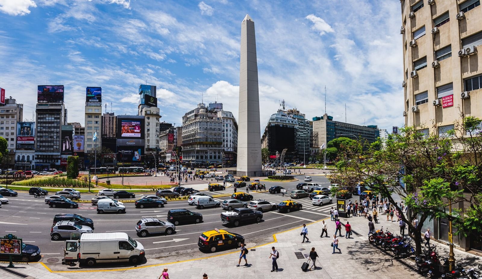 Obelisco de Buenos Aires no cruzamento da Avenida 9 de Julio com a Corrientes
