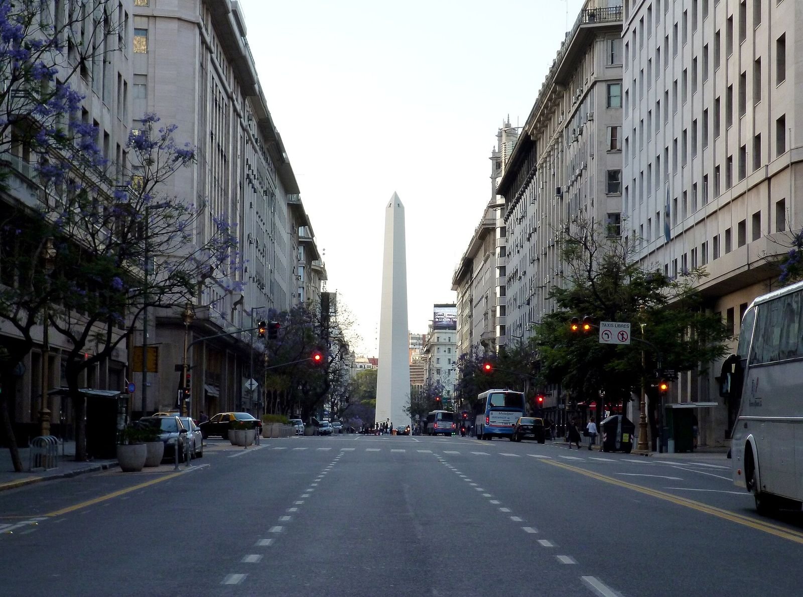 Obelisco de Buenos Aires visto da Avenida Corrientes