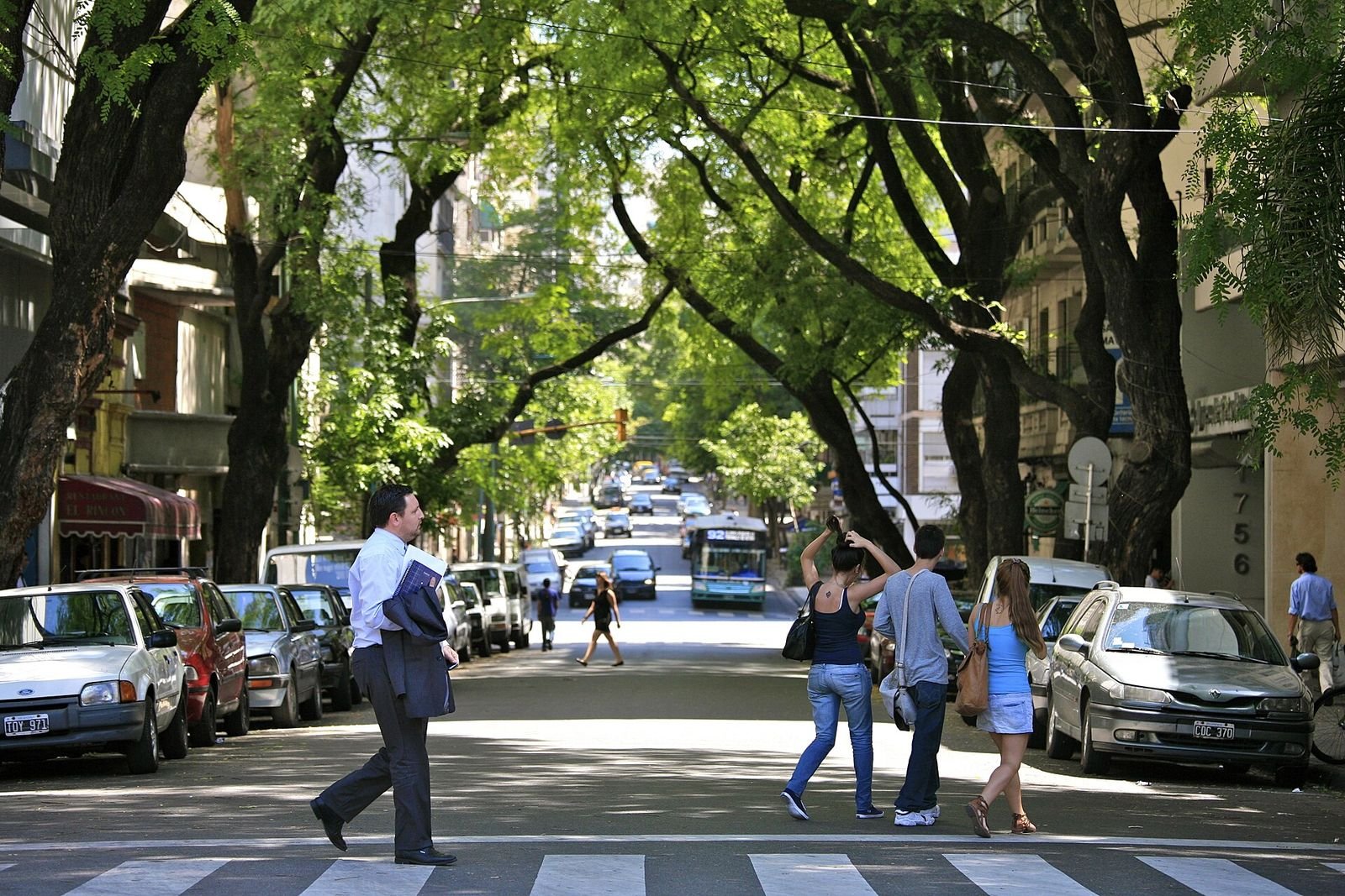 Onde ficar em Buenos Aires: rua arborizada no bairro da Recoleta