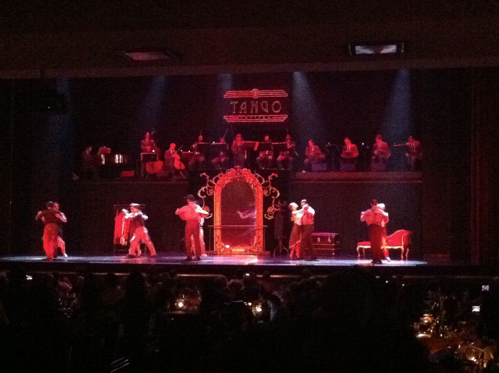 Bailarinos no palco de uma casa de show de tango em Buenos Aires