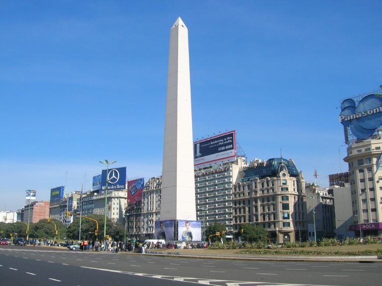 Pontos turísticos de Buenos Aires: o Obelisco sob céu azul na Avenida 9 de Julio