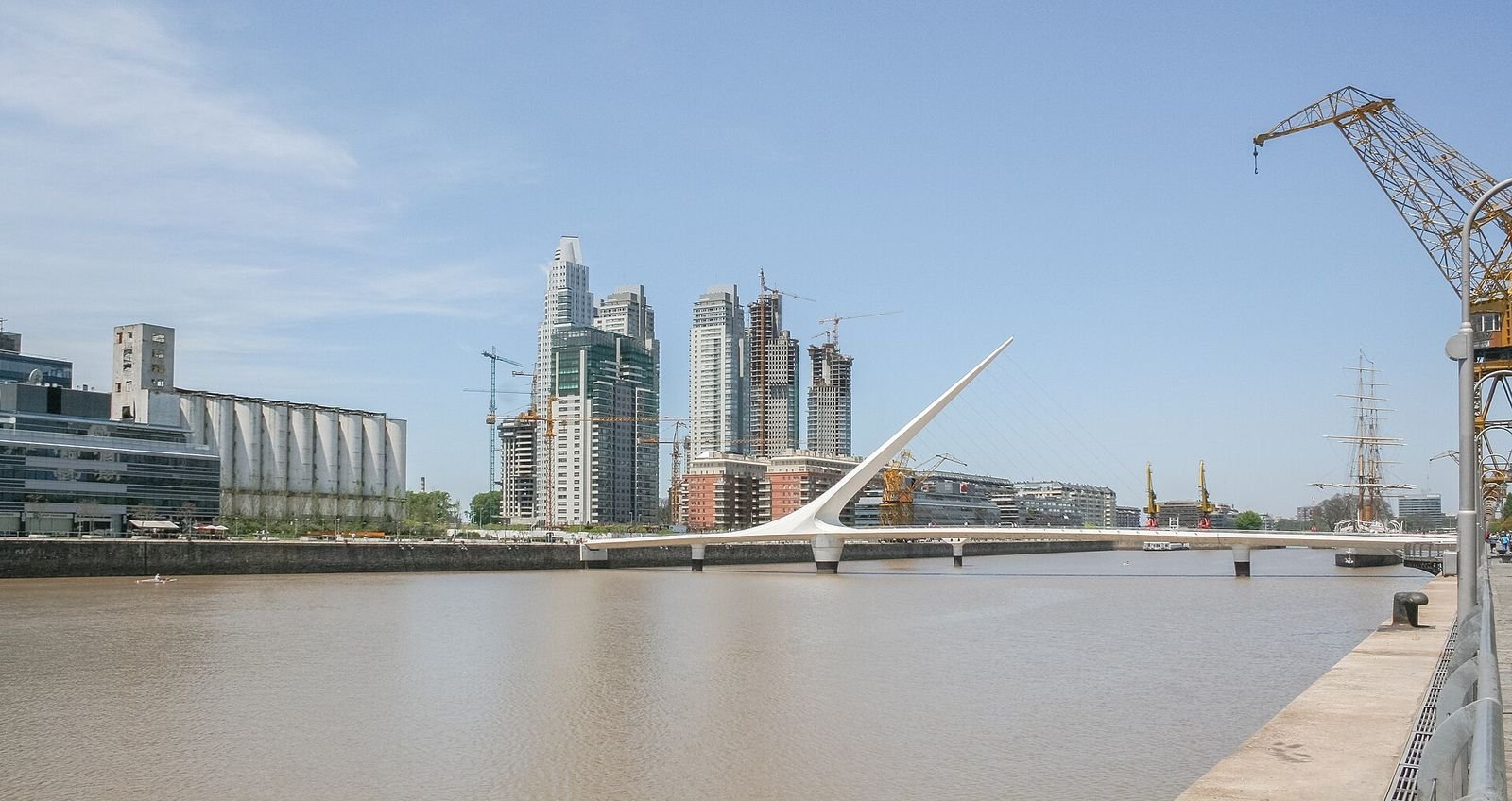 Puente de la Mujer e os edifícios de Puerto Madero, em Buenos Aires