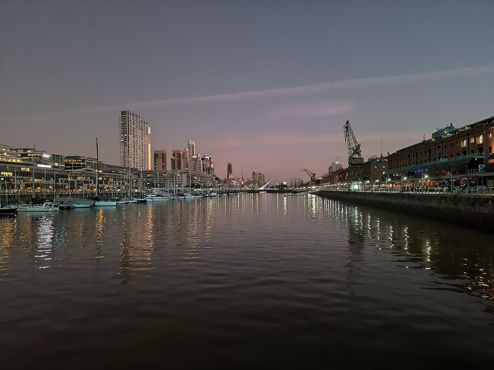 Puerto Madero: docas e prédios refletidos na água ao entardecer
