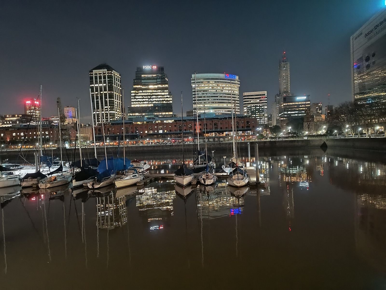 Docas de Puerto Madero iluminadas à noite, em Buenos Aires