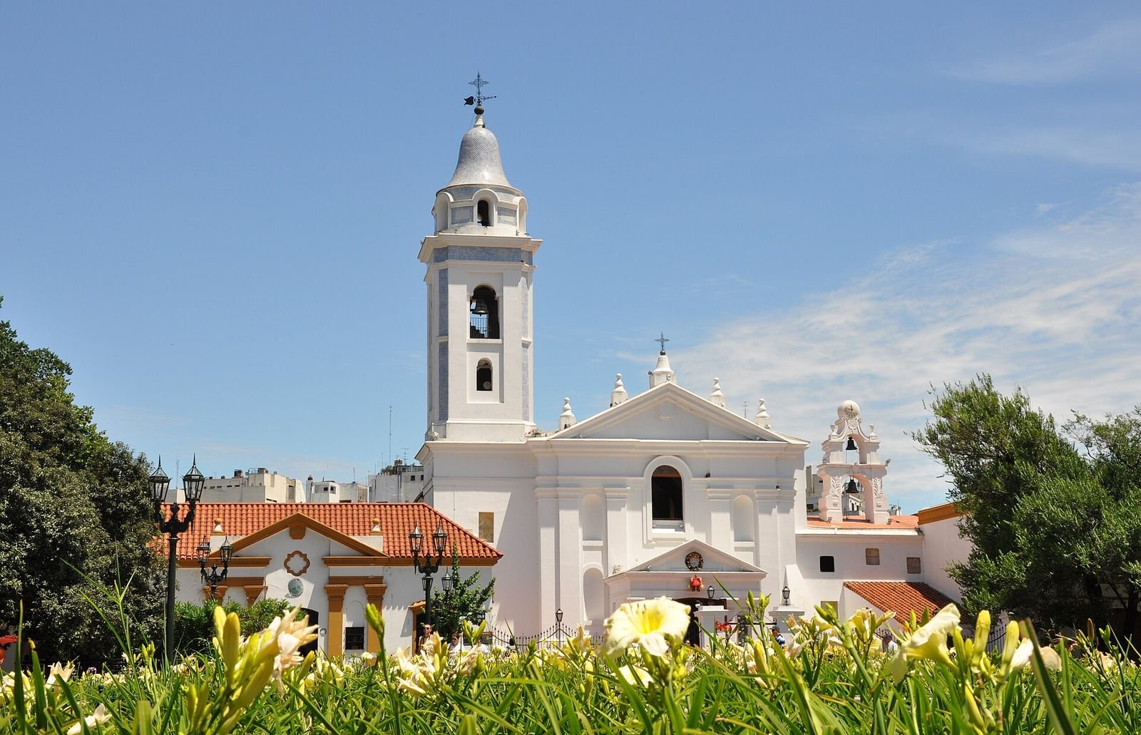 Recoleta, Buenos Aires: a Basílica Nuestra Señora del Pilar, ao lado do Cemitério da Recoleta