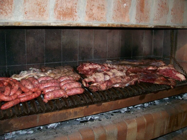 Restaurantes em Buenos Aires: carnes, chorizos e achuras assando na parrilla
