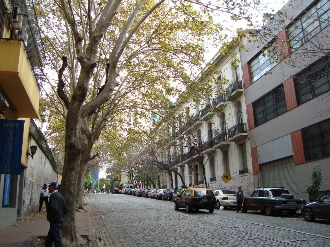 Rua de paralelepípedos com casarões antigos no bairro de San Telmo