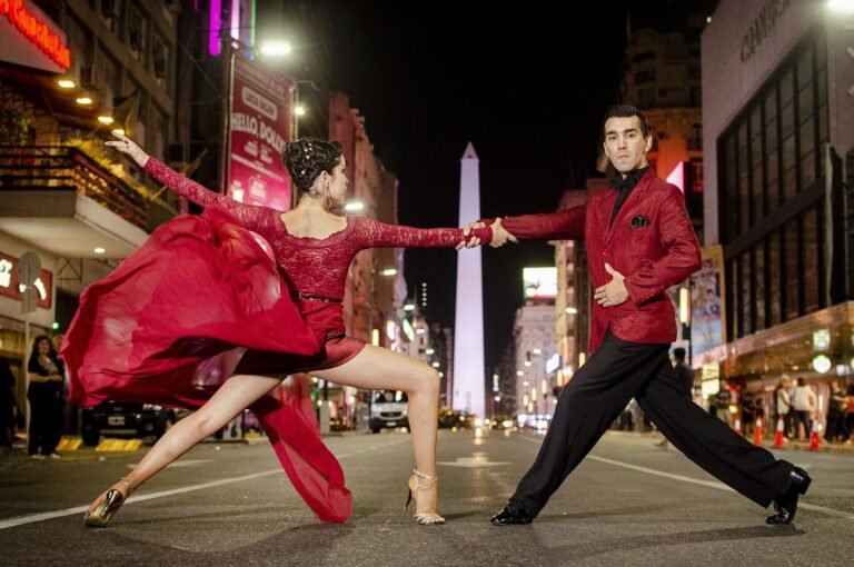 Show de tango em Buenos Aires: casal dançando na rua com o Obelisco ao fundo