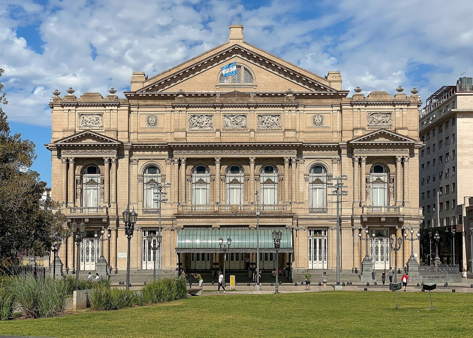 Fachada do Teatro Colón, uma das casas de ópera mais importantes do mundo, em Buenos Aires