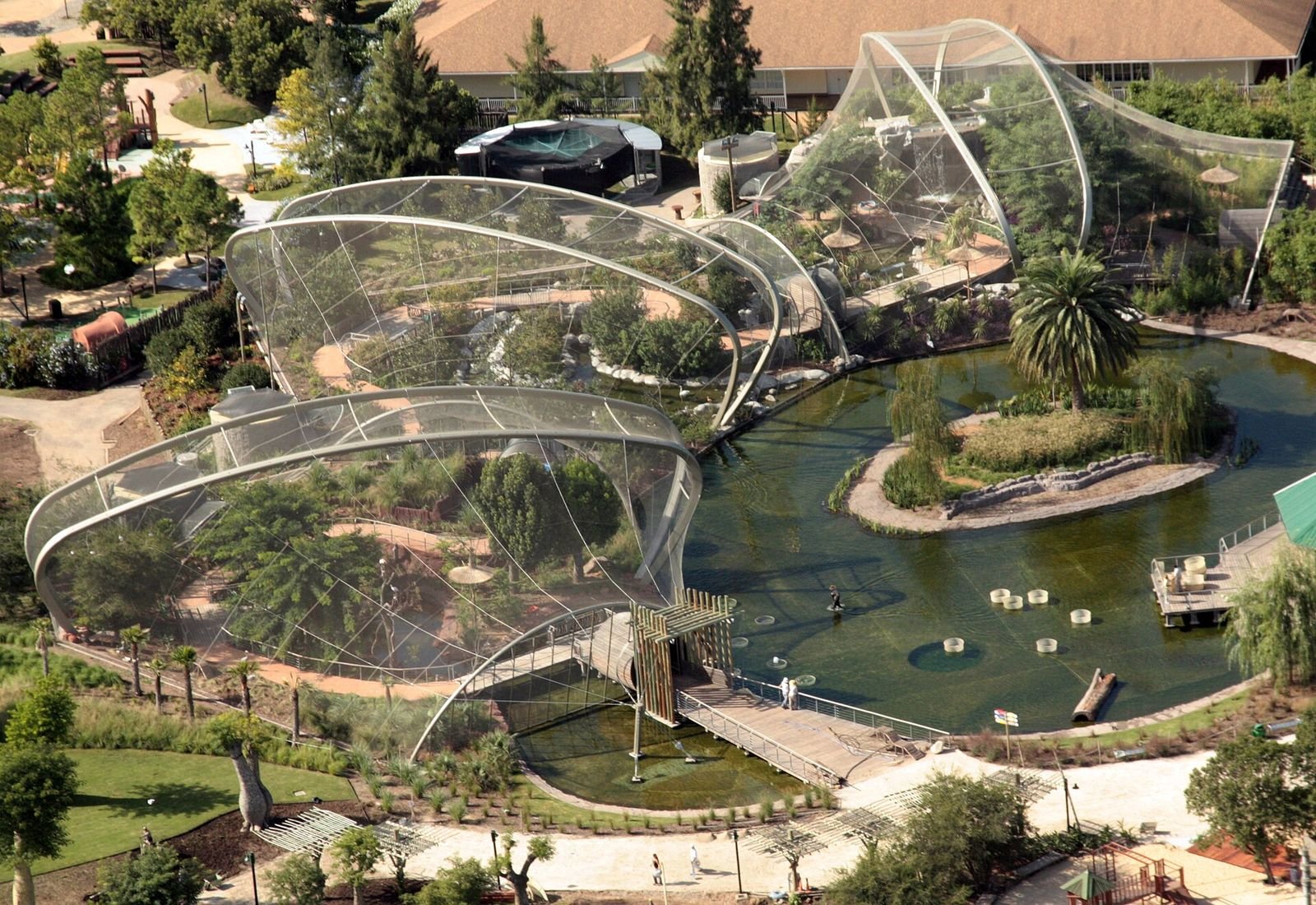 Área das aves no Bioparque Temaikèn, perto de Buenos Aires