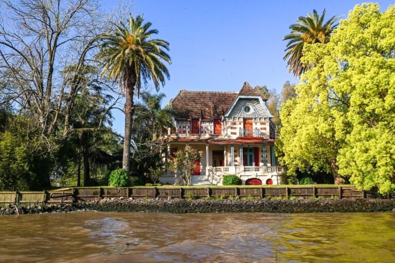 Tigre, Buenos Aires: casa de madeira à beira de um canal do Delta do Paraná