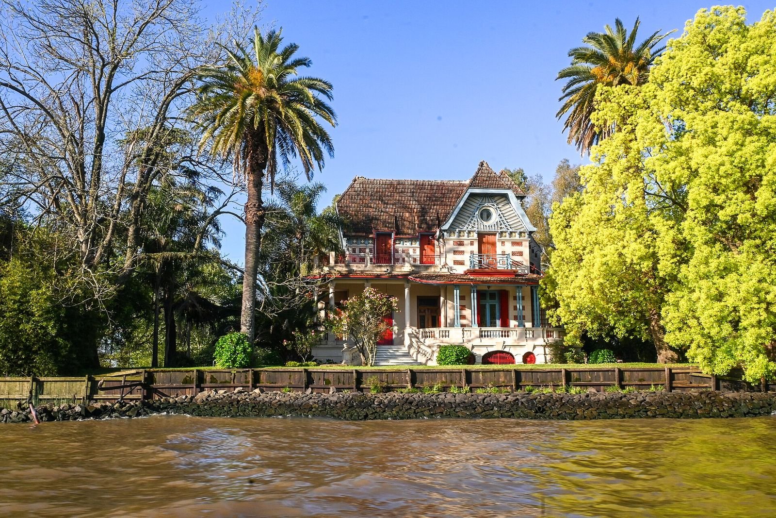 Tigre, Buenos Aires: casa de madeira à beira de um canal do Delta do Paraná